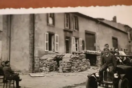 altes Foto  Zerstörter Ort - Soldaten mit Oldtimer unterwegs - Wasilev ???