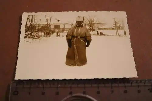 tolles altes Foto - Soldat in dicker Winterkleidung 