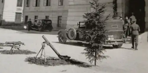 tolles altes Foto -  Gebäude , davor Granatwerfer und Maschinengewehre - 1938