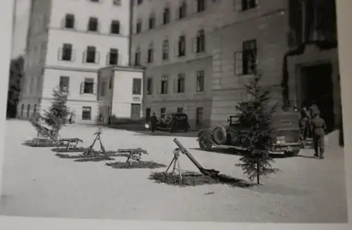 tolles altes Foto -  Gebäude , davor Granatwerfer und Maschinengewehre - 1938