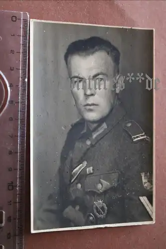top-Portrait eines Soldaten mit Krimschild und weitere Auszeichnungen