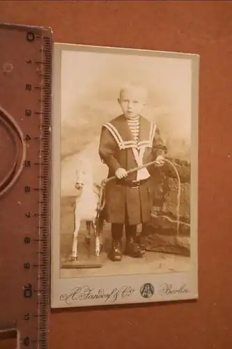 tolles altes CDV Foto - Portrait Junge mit Pferdefigur  aus Berlin