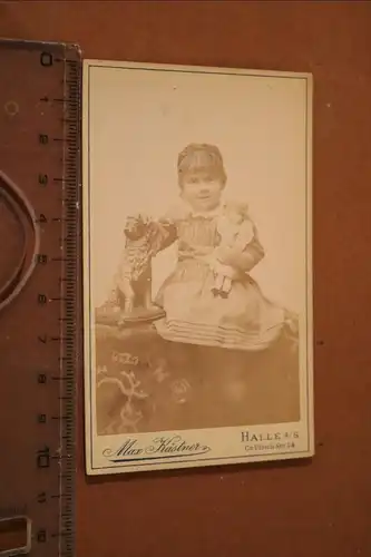 tolles altes CDV Foto - Portrait Mädchen mit Puppe und Hundestatue  aus Halle