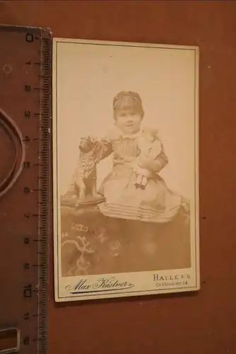 tolles altes CDV Foto - Portrait Mädchen mit Puppe und Hundestatue  aus Halle 