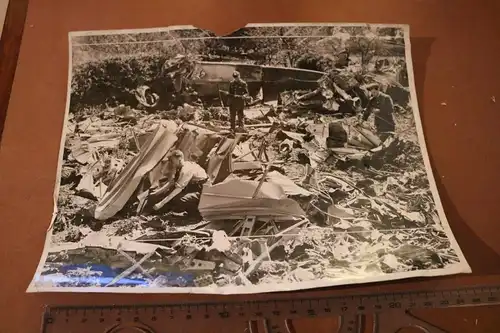 altes Pressefoto deutscher Bomber stürzte ins Pfarrhaus in Suffolk