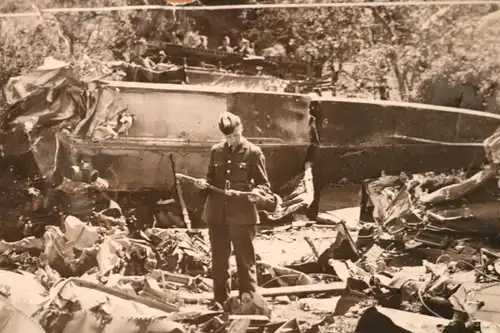 altes Pressefoto deutscher Bomber stürzte ins Pfarrhaus in Suffolk 