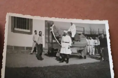 zwei alte Fotos - Soldaten im Lazarett ?? haben Spaß - Ort ?