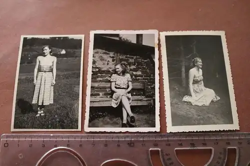 drei tolle alte Fotos - hübsche junge Frau im Kleid  30-50er Jahre