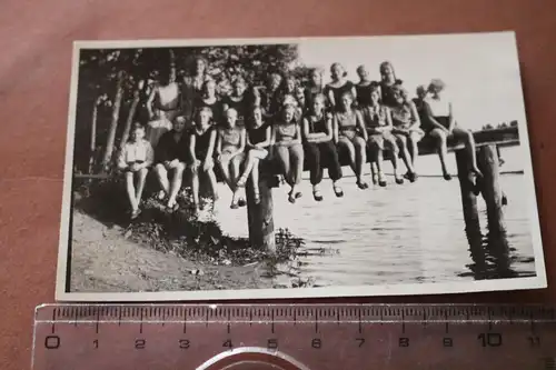 tolles altes Gruppenfoto - junge Mädchen auf Steg in ??  30er Jahre ?