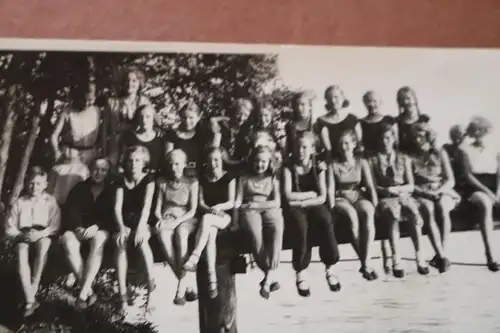 tolles altes Gruppenfoto - junge Mädchen auf Steg in ??  30er Jahre ?