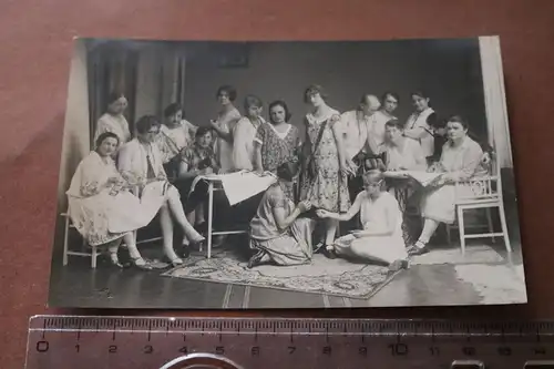 tolles altes Gruppenfoto hüsbche Frauen beim Nähkursus 1928