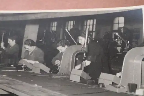 zwei alte Fotos - Arbeiter in Fabrik Herstellung ?? Zwickau - 50-60er Jahre