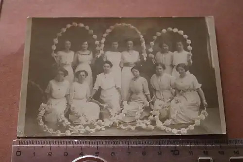 tolles altes Gruppenfoto Frauen mit Blumenringen - Gotha 1914