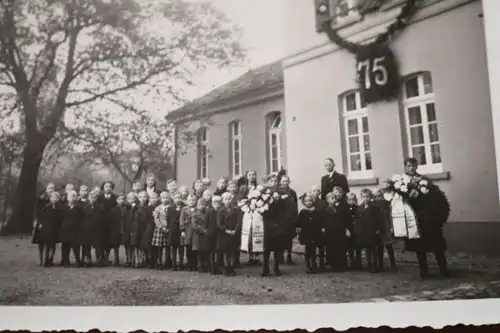 tolles altes Foto  - Jubiläum Schule ??? 75 Jahre ? Schulklasse mit Kränze 30-40