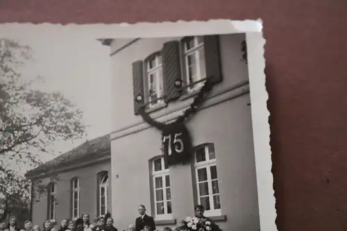 tolles altes Foto  - Jubiläum Schule ??? 75 Jahre ? Schulklasse mit Kränze 30-40