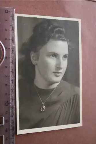 tolles altes Foto  - Portrait einer hübschen Frau - Solingen 1946