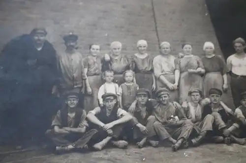 tolles altes Gruppenfoto Männer Frauen - Arbeiterklasse - 20-30er Jahre