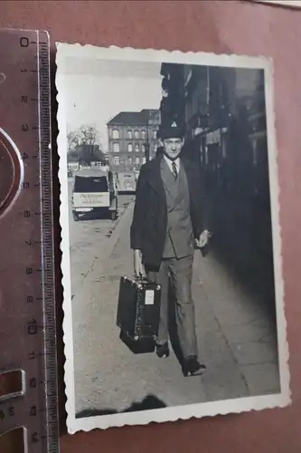 tolles altes Foto  Mann mit Koffer - 30-50er Jahre - Oldtimer Lieferwagen- Ort ?