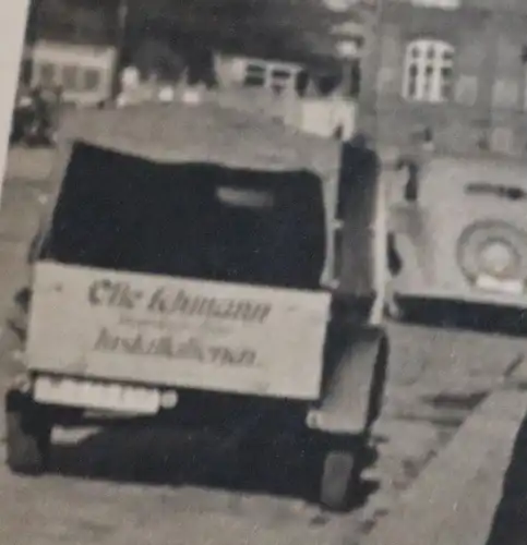 tolles altes Foto  Mann mit Koffer - 30-50er Jahre - Oldtimer Lieferwagen- Ort ?