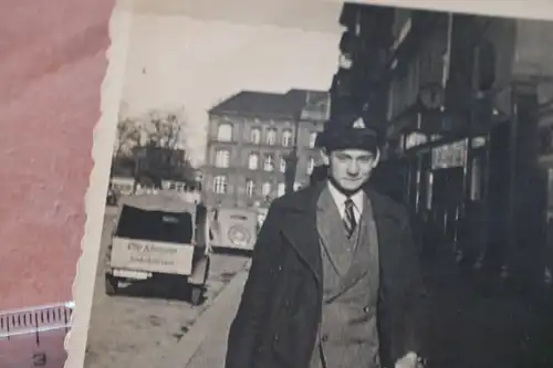 tolles altes Foto  Mann mit Koffer - 30-50er Jahre - Oldtimer Lieferwagen- Ort ?