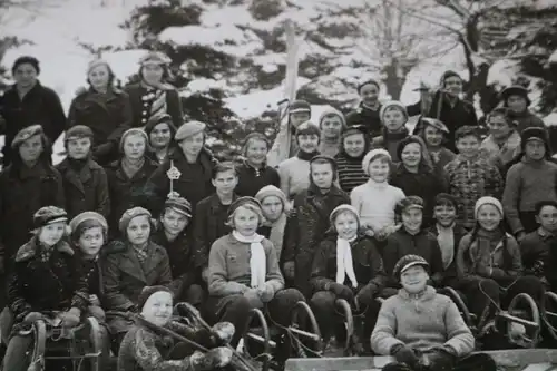 tolles altes Gruppenfoto Kinder - Schulklasse ? beim Wintersport - Böhm. Leipa