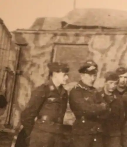 tolles altes Foto Soldaten posieren vor LKW im Tarnanstrich