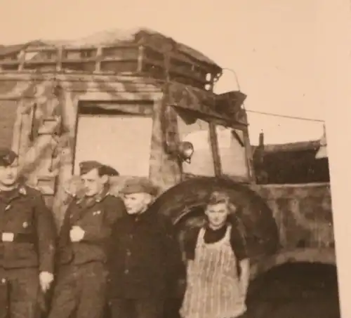 tolles altes Foto Soldaten posieren vor LKW im Tarnanstrich