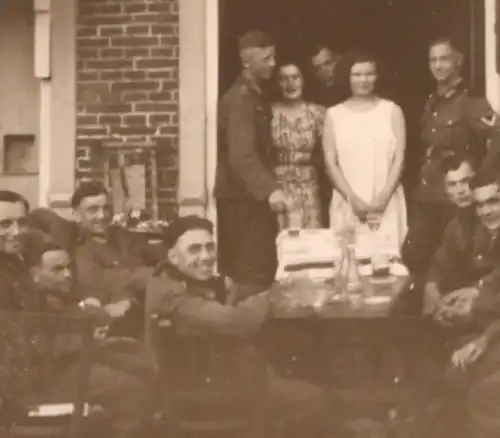 altes Foto Gruppe Soldaten sitzen vor  Gasthaus ?  Pruimtabak Werbung - Niederla