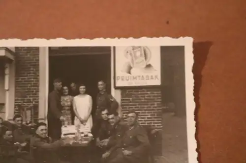 altes Foto Gruppe Soldaten sitzen vor  Gasthaus ?  Pruimtabak Werbung - Niederla