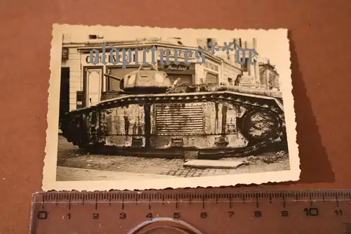 altes Foto - zerstörter französischer Panzer in Stadt ??? 
