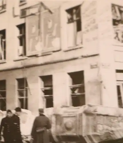 altes Foto - Matrosen der Kriegsmarine in einer zerstörten Stadt in Belgien  ??