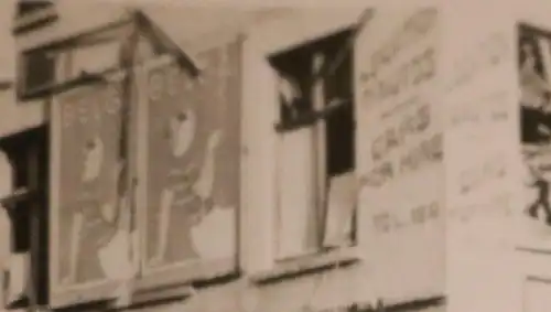 altes Foto - Matrosen der Kriegsmarine in einer zerstörten Stadt in Belgien  ??