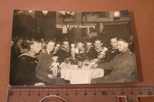 tolles altes Foto Tisch mit Matrosen und Frauen - Oberbayern in Hamburg