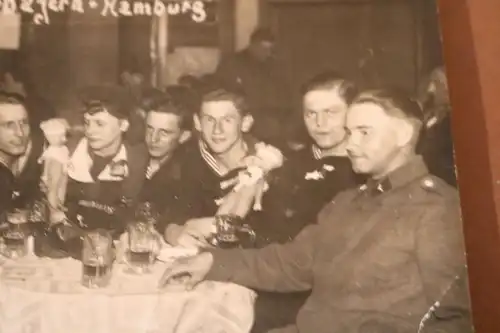 tolles altes Foto Tisch mit Matrosen und Frauen - Oberbayern in Hamburg