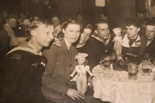 tolles altes Foto Tisch mit Matrosen und Frauen - Oberbayern in Hamburg