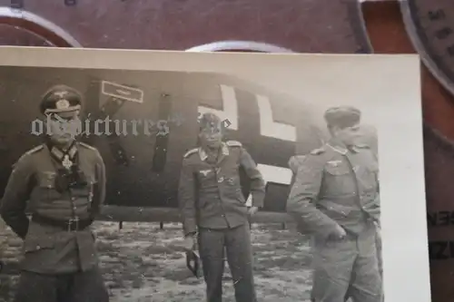 tolles altes Foto Offizier hochdekoriert u zwei Soldaten vor einem Flugzeug 1941