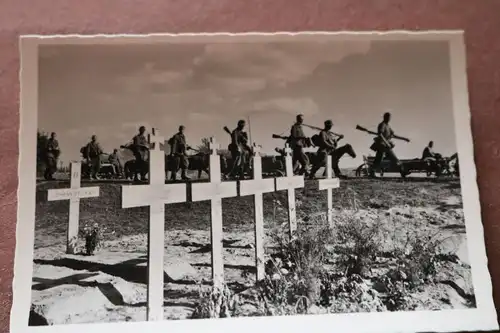 altes Foto Kleinbildserie Soldatengräber