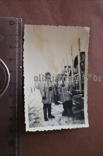 tolles altes Foto - Soldaten in dicken Wintermäntel und riesigen Filzschuhen