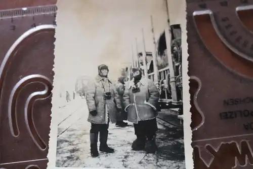 tolles altes Foto - Soldaten in dicken Wintermäntel und riesigen Filzschuhen