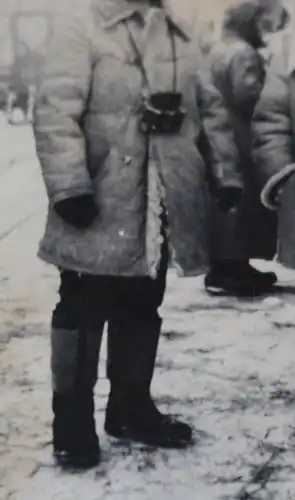 tolles altes Foto - Soldaten in dicken Wintermäntel und riesigen Filzschuhen