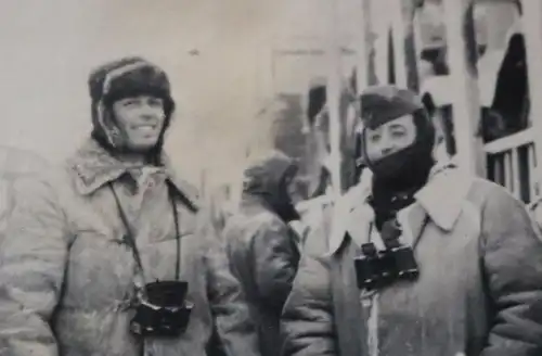 tolles altes Foto - Soldaten in dicken Wintermäntel und riesigen Filzschuhen