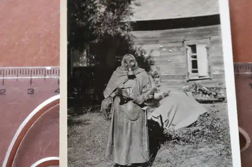 tolles altes Foto - Soldat vermummt mit Gasmaske 