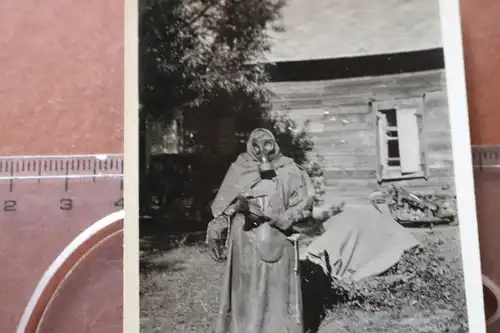 tolles altes Foto - Soldat vermummt mit Gasmaske 