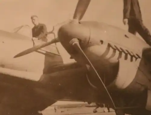 tolles altes Foto Messerschmidt Me 110 auf Flugplatz - Ort ???