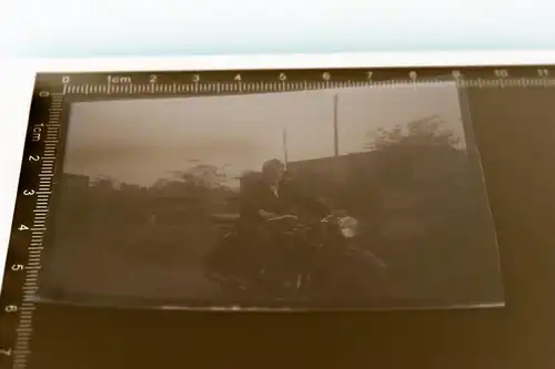 tolles altes Negativ - Mann mit Oldtimer Motorrad - 30-40er Jahre 