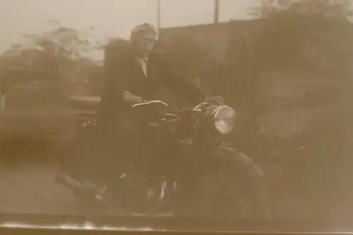 tolles altes Negativ - Mann mit Oldtimer Motorrad - 30-40er Jahre