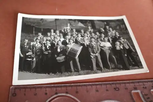 tolles altes Foto -  Gruppe junger Männer Musikinstrumente - Brunndöbra