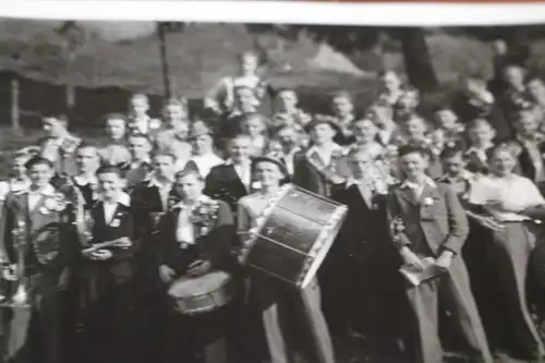 tolles altes Foto -  Gruppe junger Männer Musikinstrumente - Brunndöbra