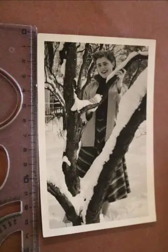 tolles altes Foto - hübsche Frau im Schnee 60er Jahre ??