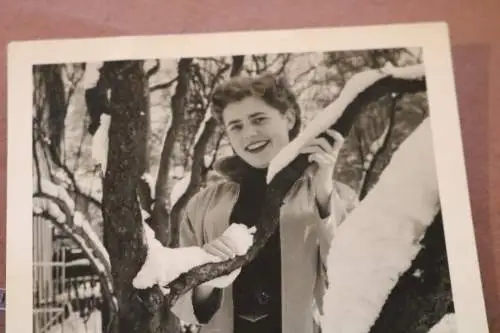 tolles altes Foto - hübsche Frau im Schnee 60er Jahre ??